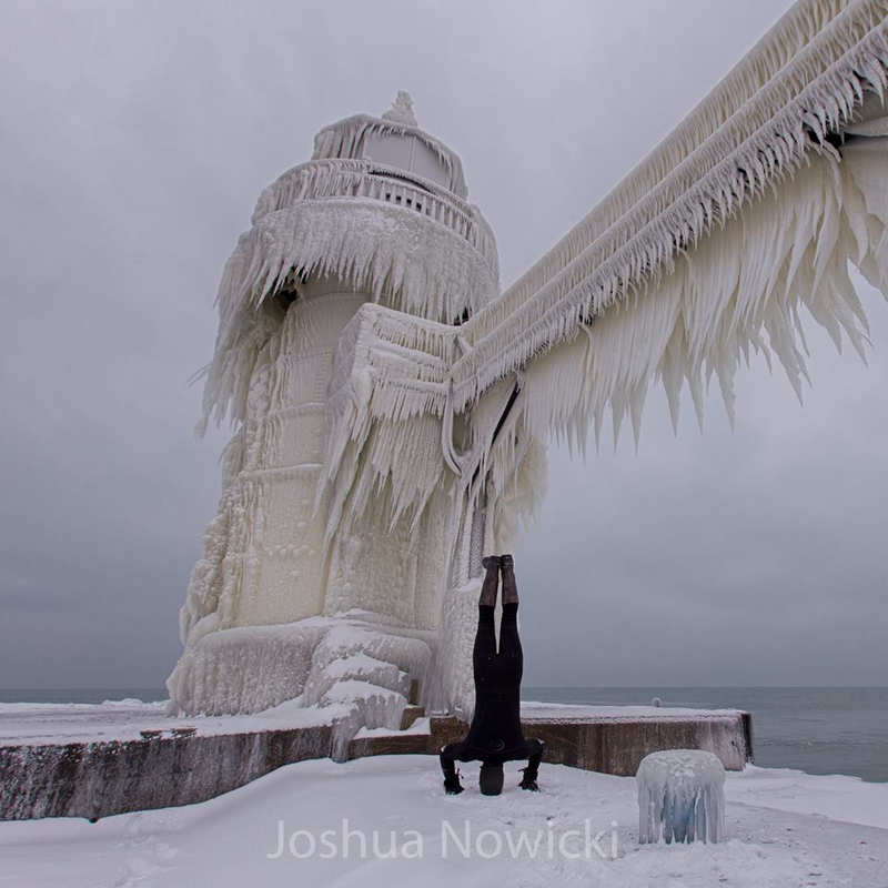 Illustration for article titled Wow, Look at This Lighthouse Completely Covered in Ice